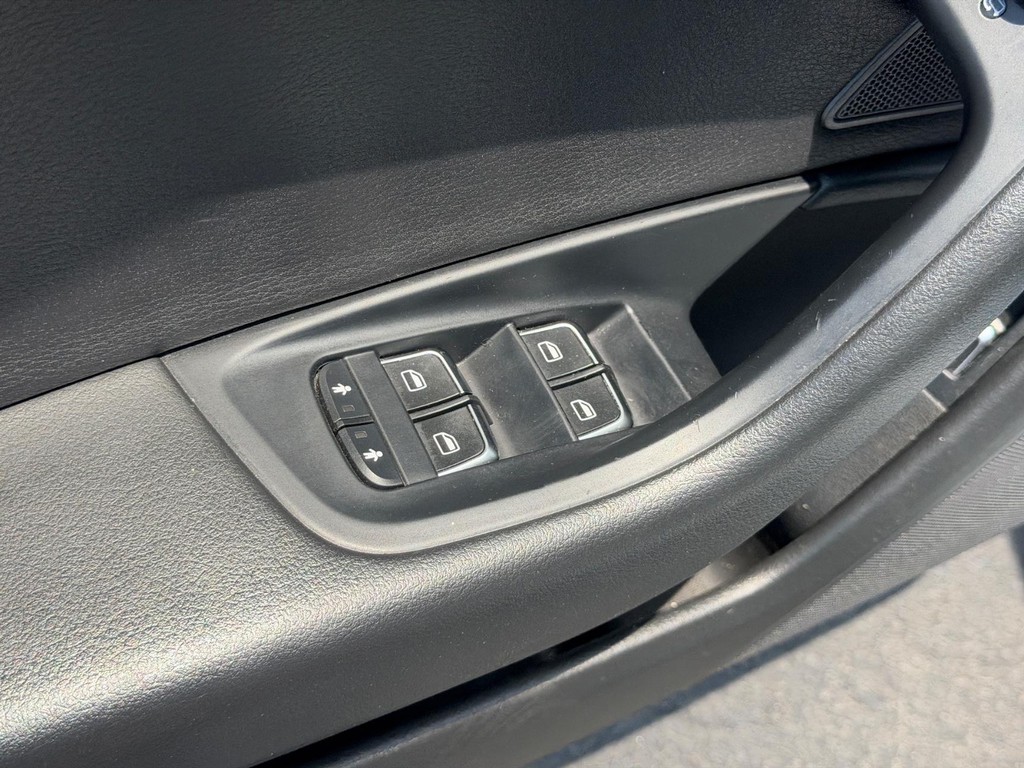Audi A6 Vehicle Full-screen Gallery Image 16