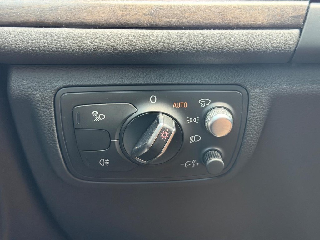 Audi A6 Vehicle Full-screen Gallery Image 17