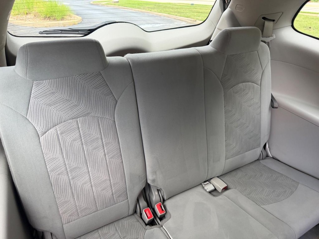 Buick Enclave Vehicle Full-screen Gallery Image 11