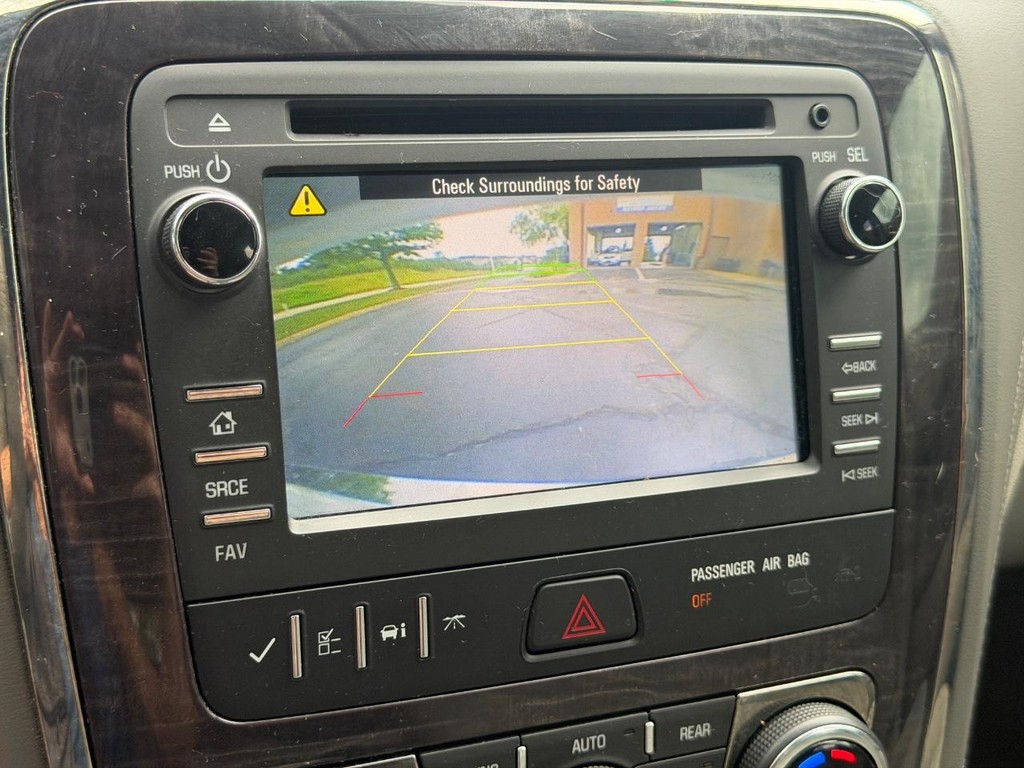 Buick Enclave Vehicle Full-screen Gallery Image 23