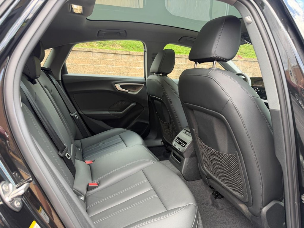 Audi A5 Vehicle Full-screen Gallery Image 10