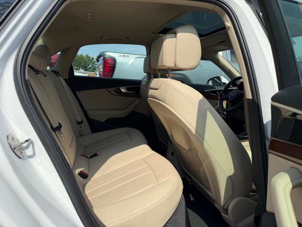Audi A4 Sedan Vehicle Full-screen Gallery Image 10