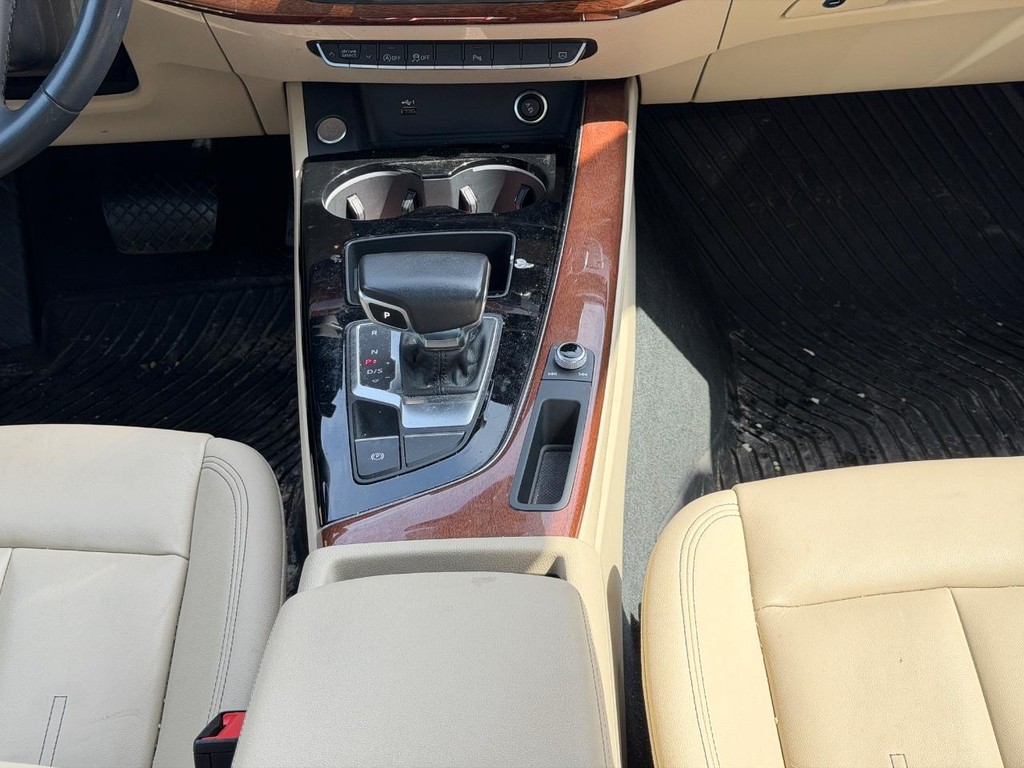 Audi A4 Sedan Vehicle Full-screen Gallery Image 14