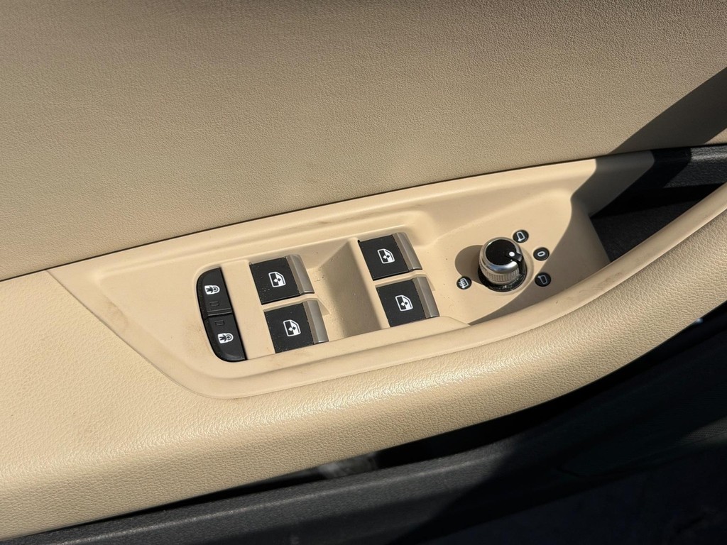 Audi A4 Sedan Vehicle Full-screen Gallery Image 15