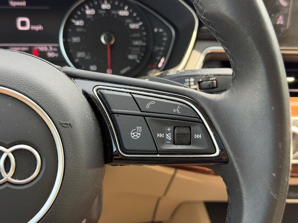 Audi A4 Sedan Vehicle Full-screen Gallery Image 18