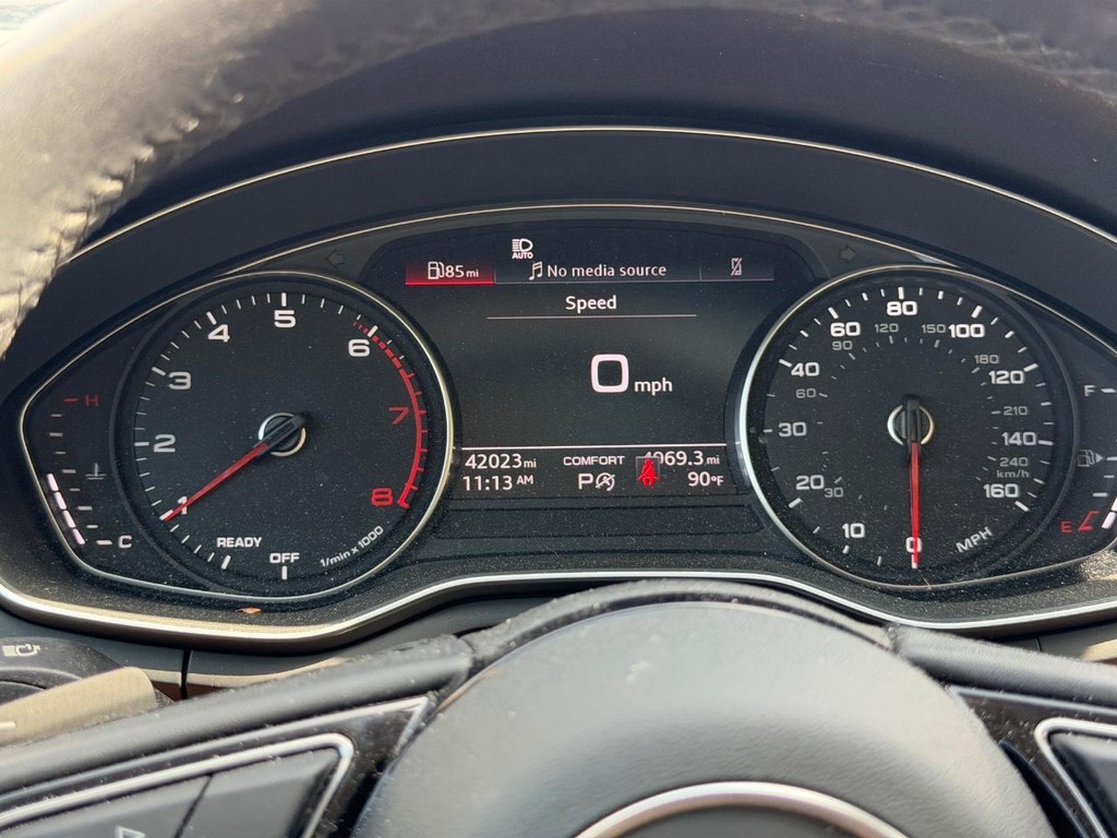 Audi A4 Sedan Vehicle Full-screen Gallery Image 19