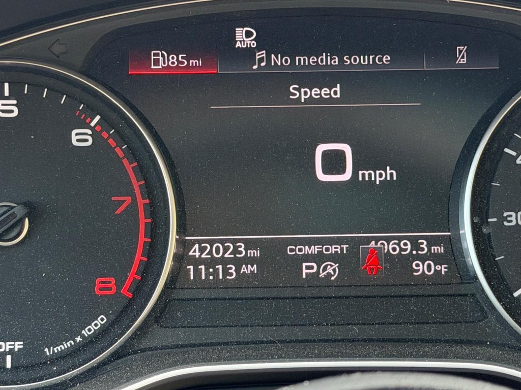 Audi A4 Sedan Vehicle Full-screen Gallery Image 20