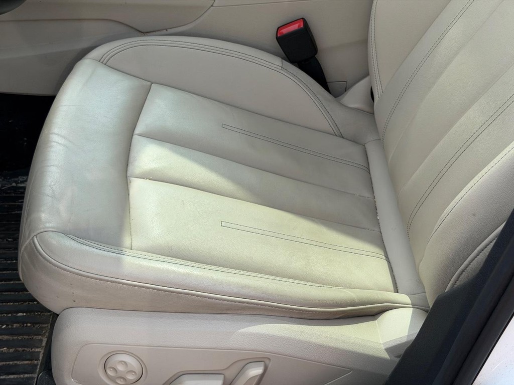 Audi A4 Sedan Vehicle Full-screen Gallery Image 23