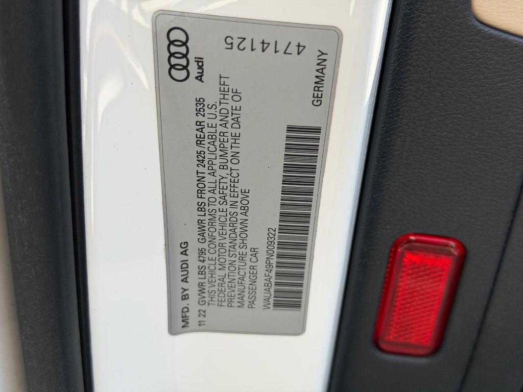 Audi A4 Sedan Vehicle Full-screen Gallery Image 24