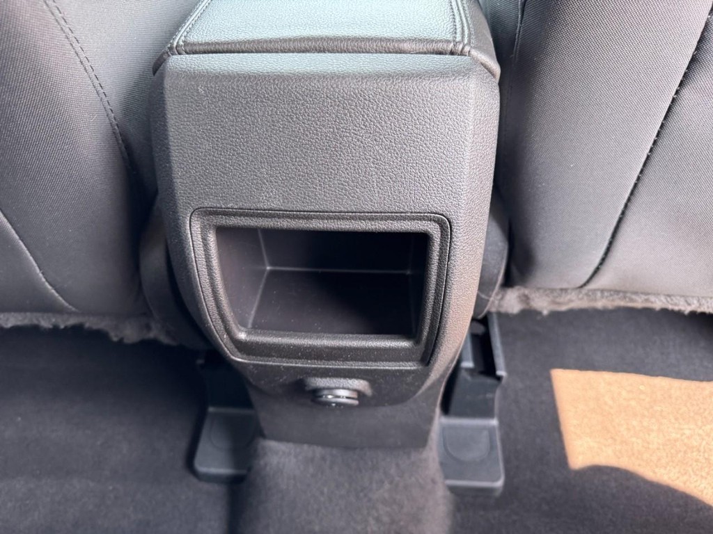 Ford Escape Vehicle Full-screen Gallery Image 16