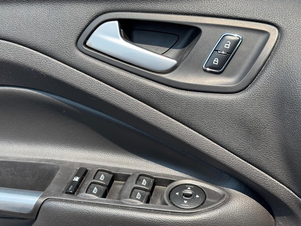 Ford Escape Vehicle Full-screen Gallery Image 22