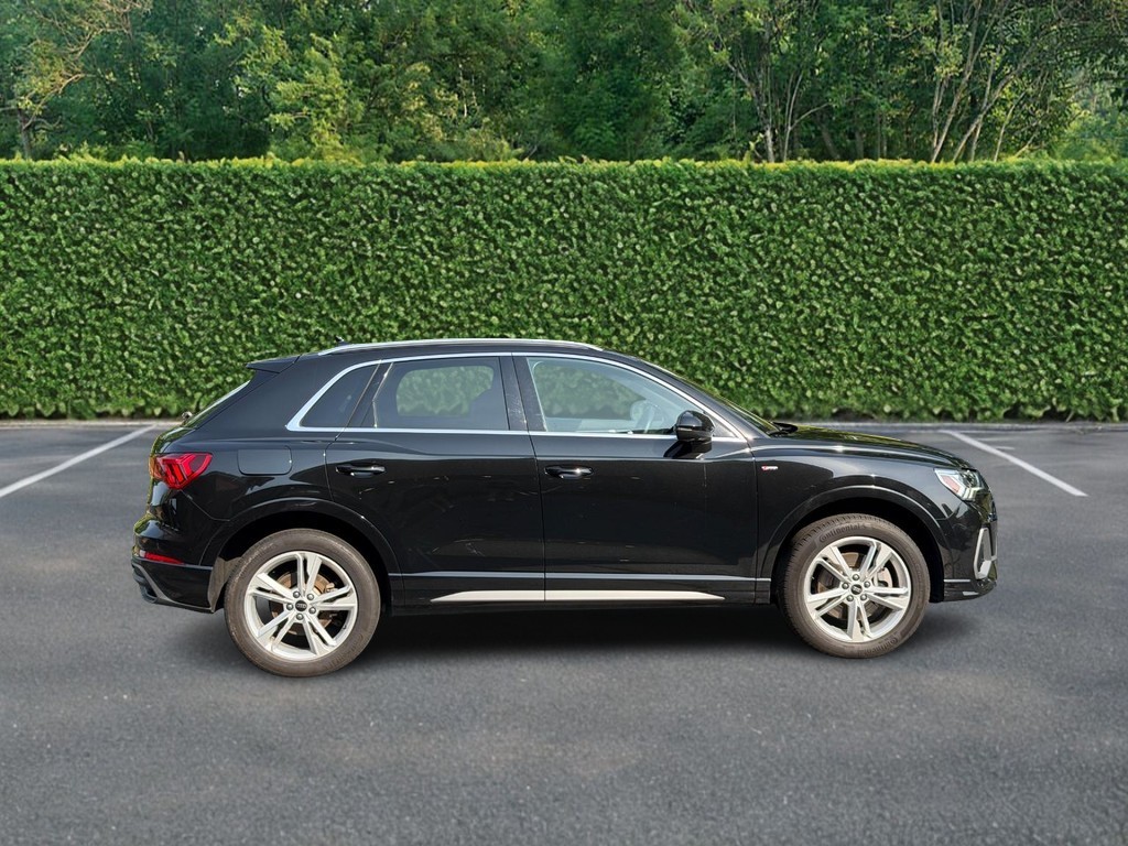 Audi Q3 Vehicle Full-screen Gallery Image 02