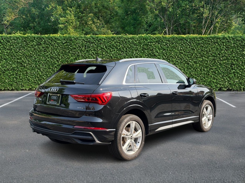 Audi Q3 Vehicle Full-screen Gallery Image 03