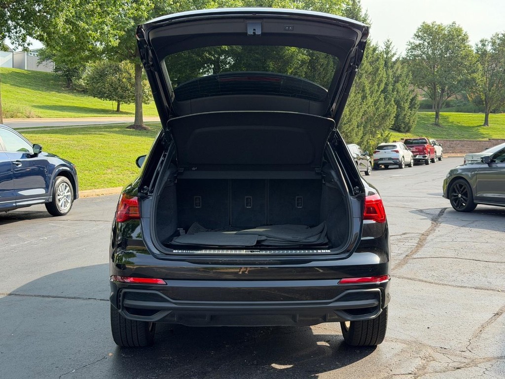 Audi Q3 Vehicle Full-screen Gallery Image 04