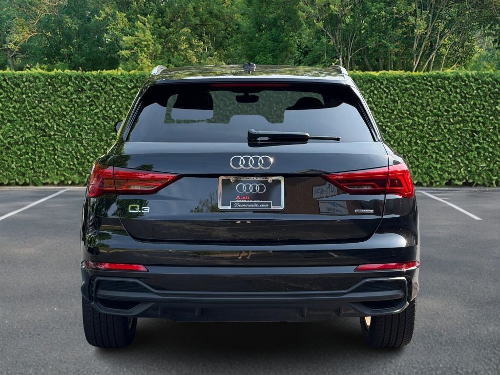 Audi Q3 Vehicle Full-screen Gallery Image 05