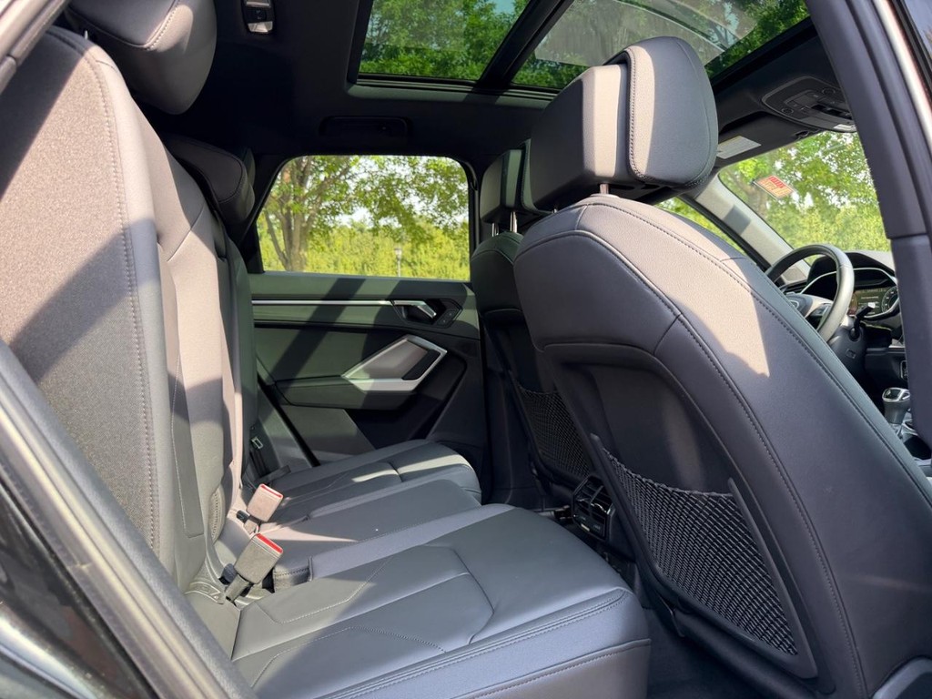 Audi Q3 Vehicle Full-screen Gallery Image 10