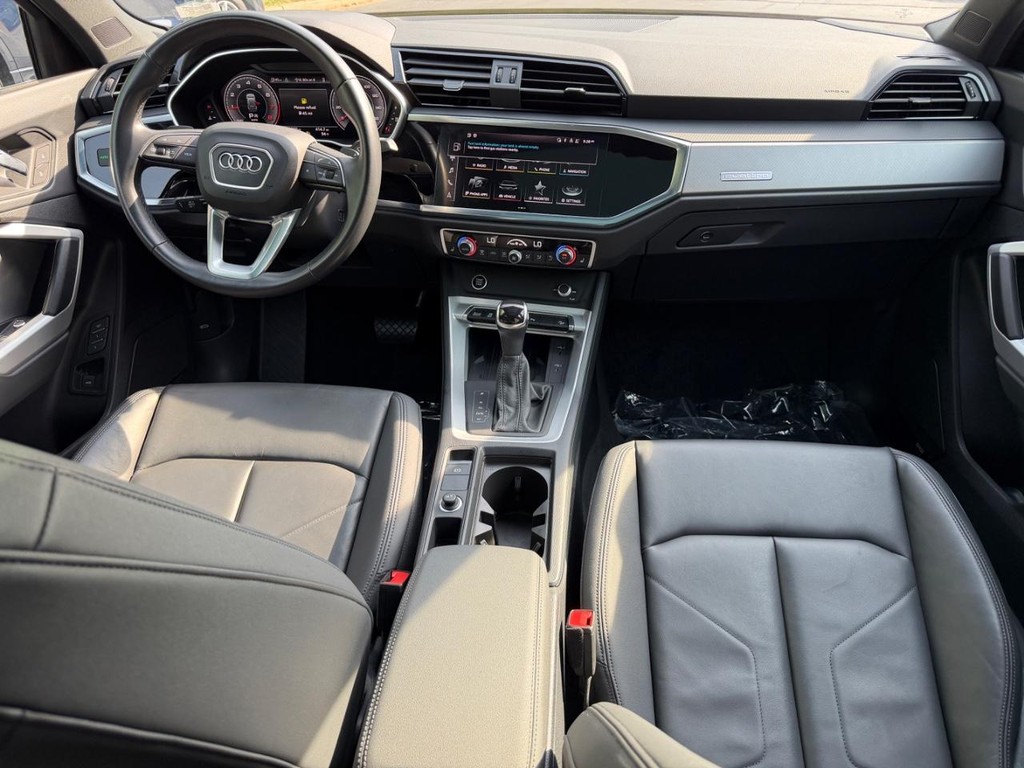 Audi Q3 Vehicle Full-screen Gallery Image 11