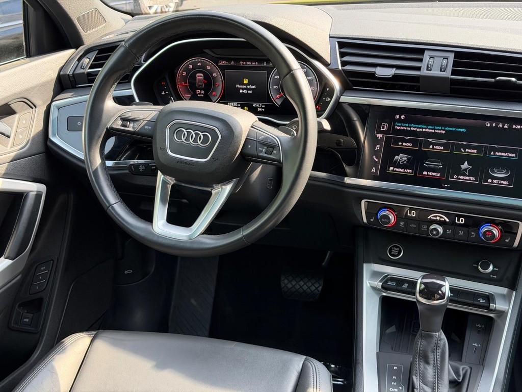 Audi Q3 Vehicle Full-screen Gallery Image 12