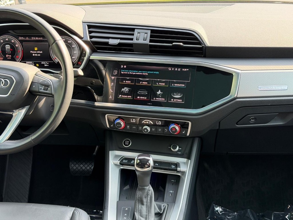 Audi Q3 Vehicle Full-screen Gallery Image 13