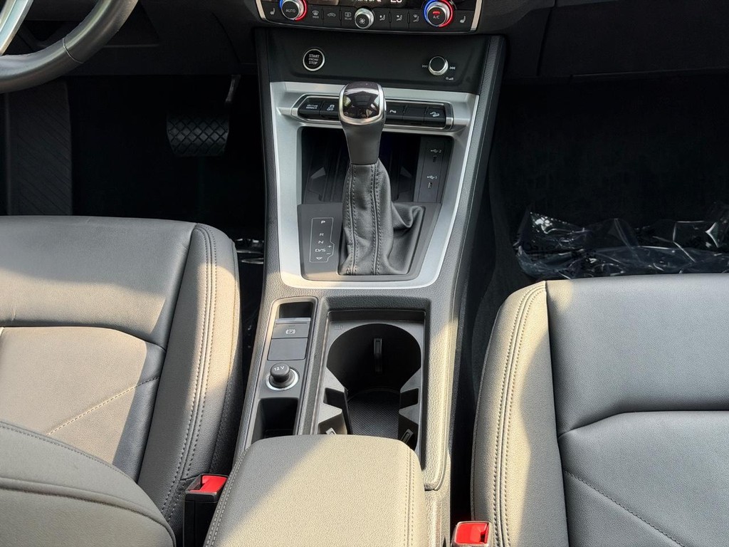 Audi Q3 Vehicle Full-screen Gallery Image 14