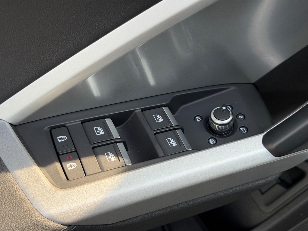 Audi Q3 Vehicle Full-screen Gallery Image 15