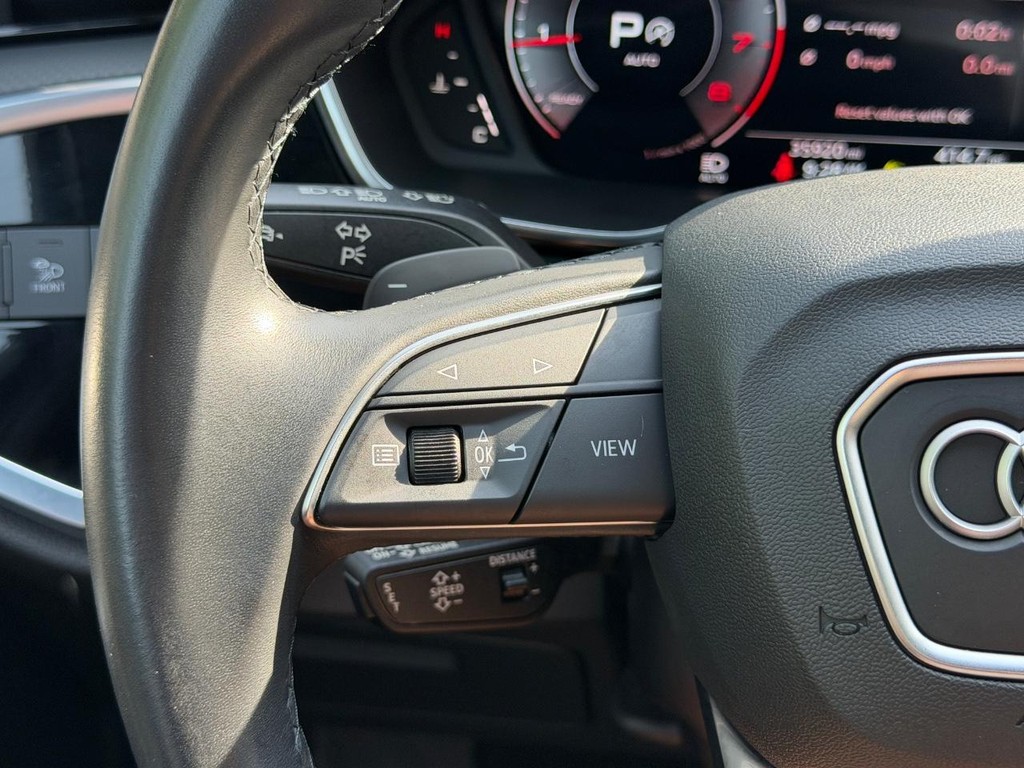 Audi Q3 Vehicle Full-screen Gallery Image 16