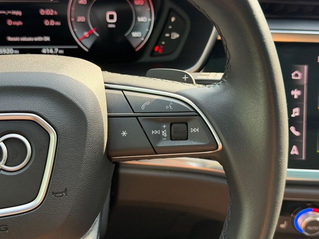 Audi Q3 Vehicle Full-screen Gallery Image 17