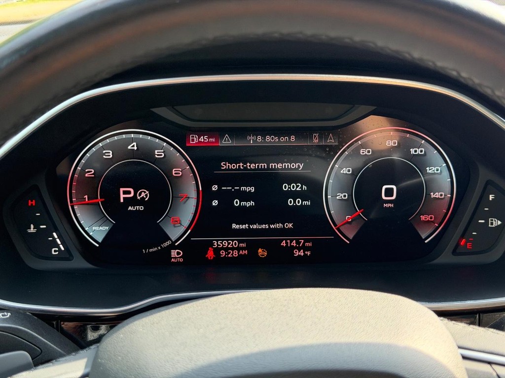 Audi Q3 Vehicle Full-screen Gallery Image 18