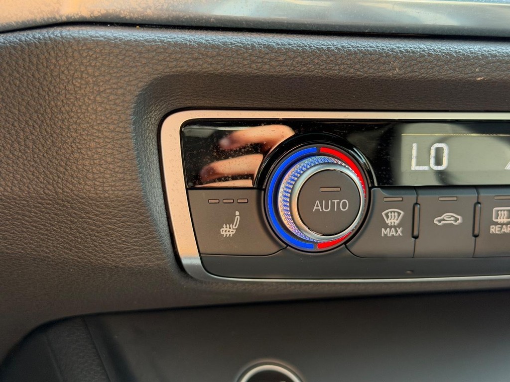 Audi Q3 Vehicle Full-screen Gallery Image 21
