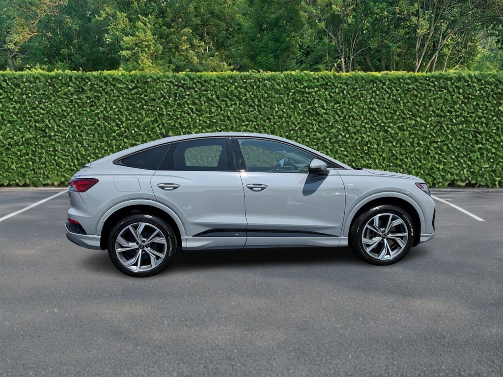 Audi Q4 e-tron Sportback Vehicle Full-screen Gallery Image 02