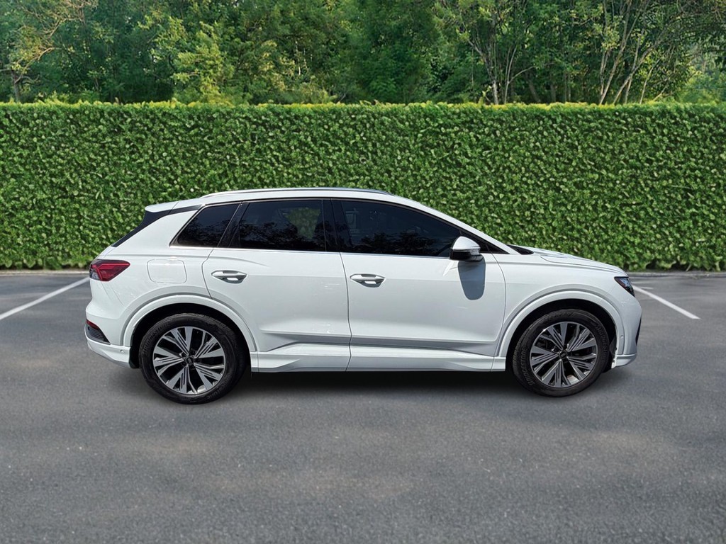 Audi Q4 e-tron Vehicle Full-screen Gallery Image 02