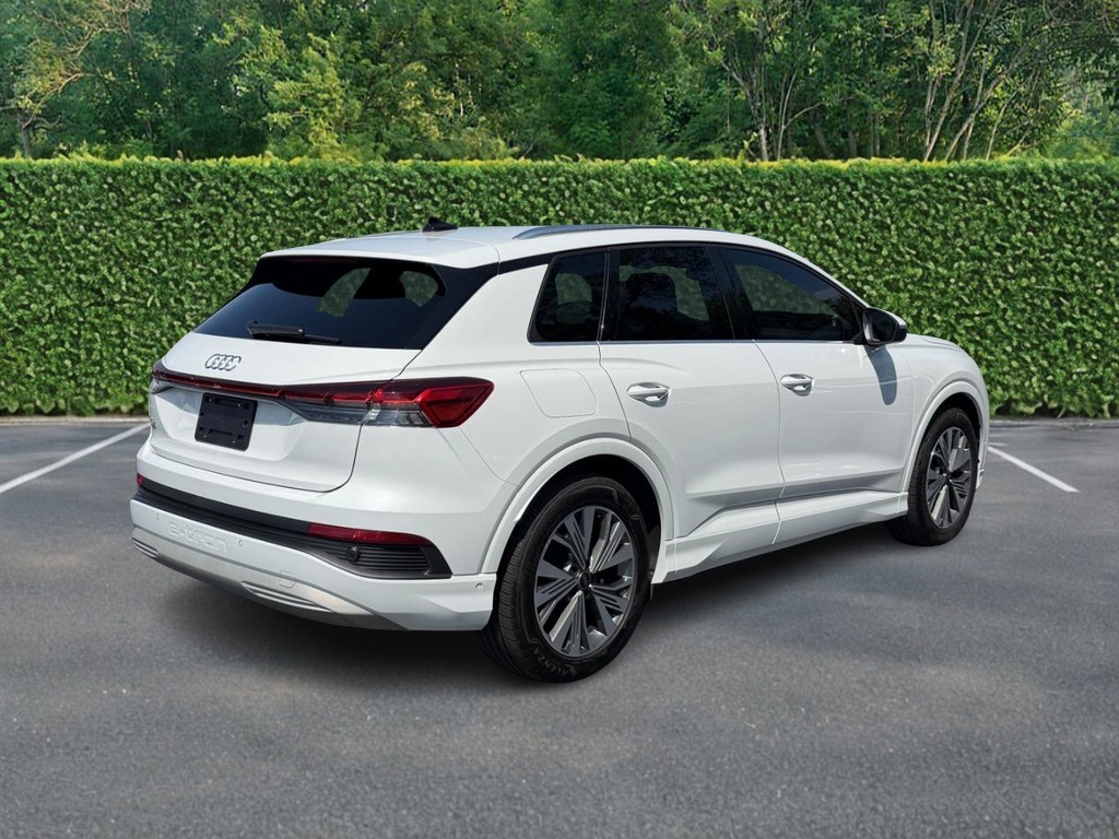 Audi Q4 e-tron Vehicle Full-screen Gallery Image 03