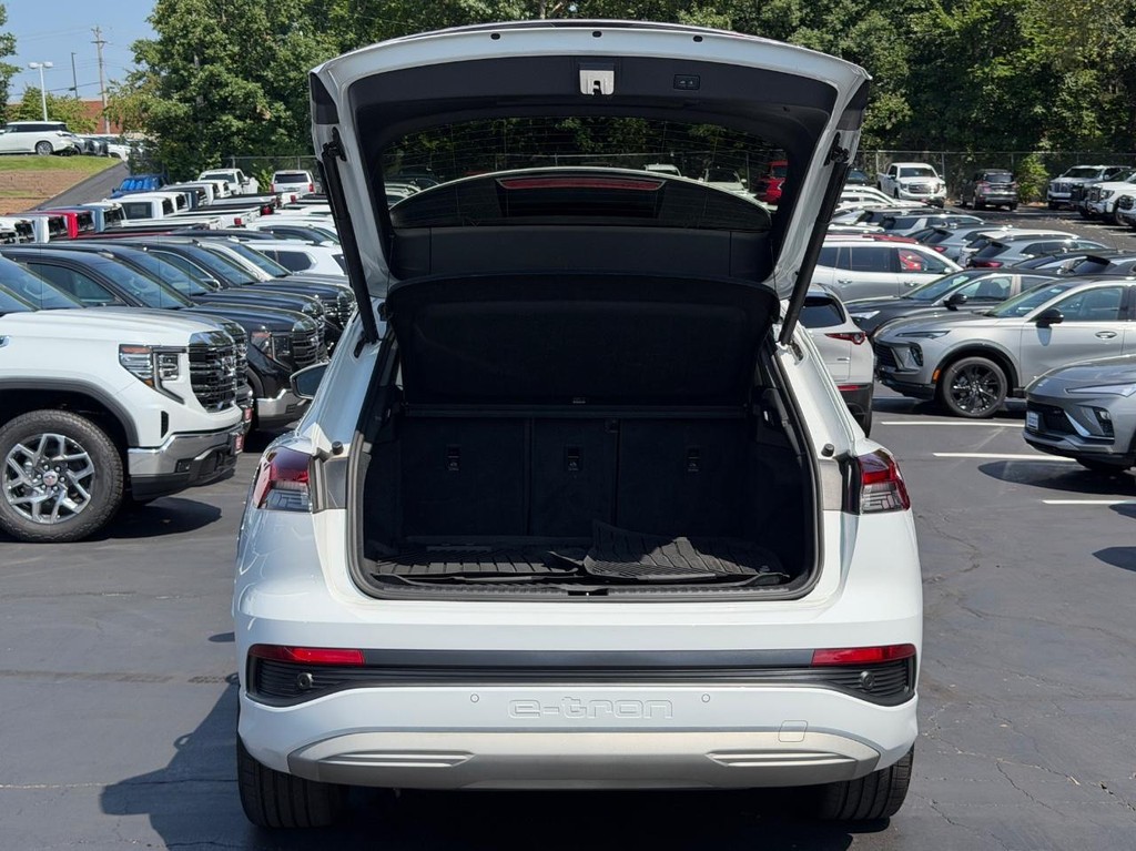 Audi Q4 e-tron Vehicle Full-screen Gallery Image 04