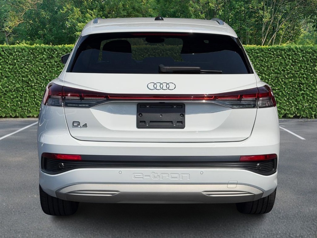 Audi Q4 e-tron Vehicle Full-screen Gallery Image 05