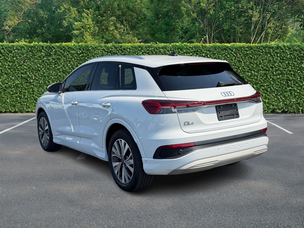 Audi Q4 e-tron Vehicle Full-screen Gallery Image 06