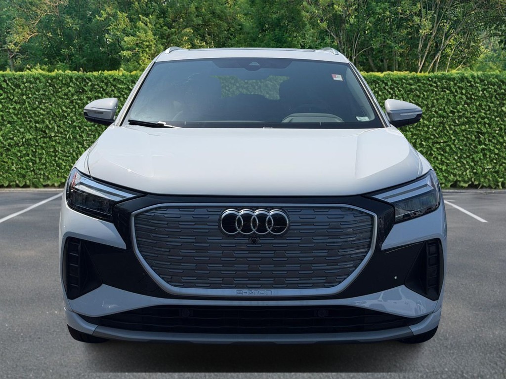 Audi Q4 e-tron Vehicle Full-screen Gallery Image 09