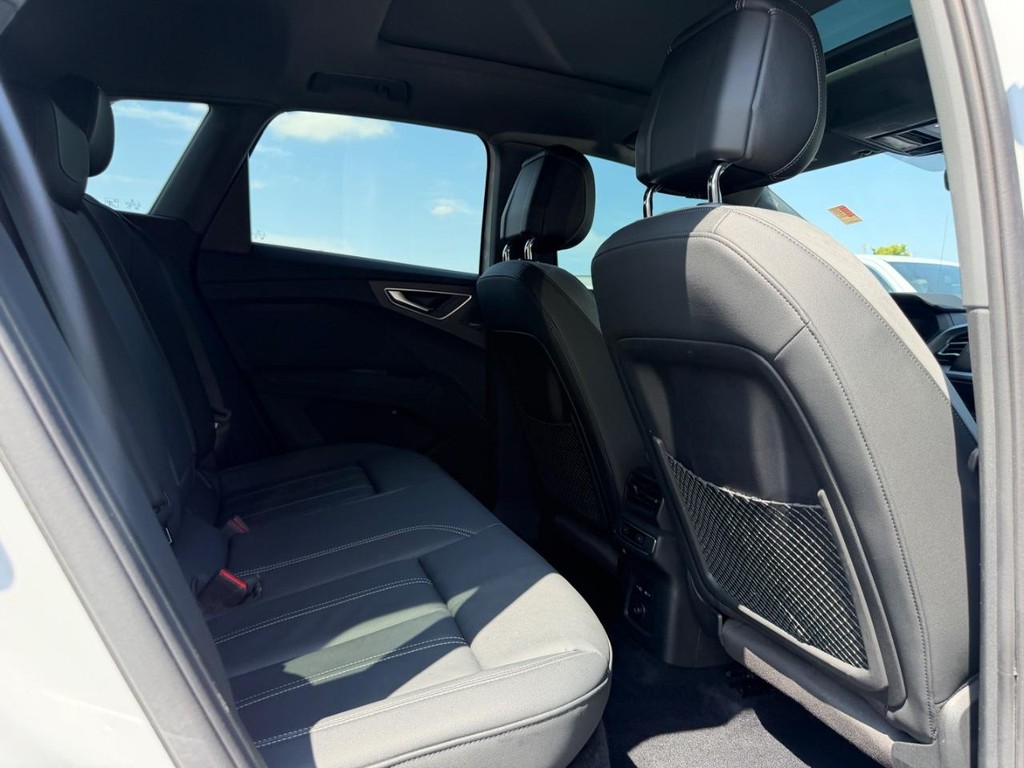 Audi Q4 e-tron Vehicle Full-screen Gallery Image 10