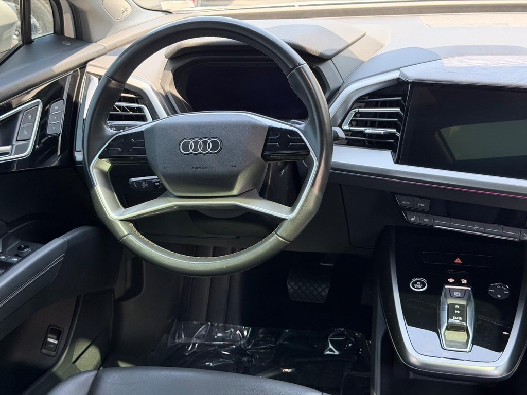 Audi Q4 e-tron Vehicle Full-screen Gallery Image 12
