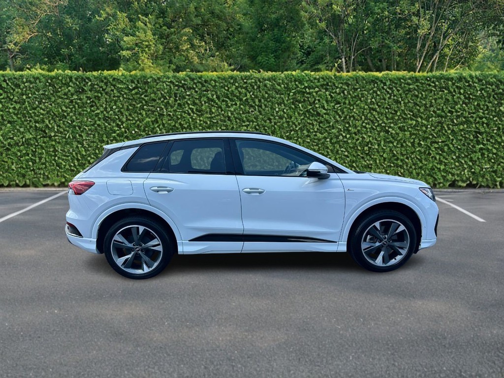 Audi Q4 e-tron Vehicle Full-screen Gallery Image 02