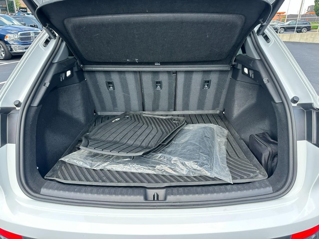 Audi Q4 e-tron Vehicle Full-screen Gallery Image 04