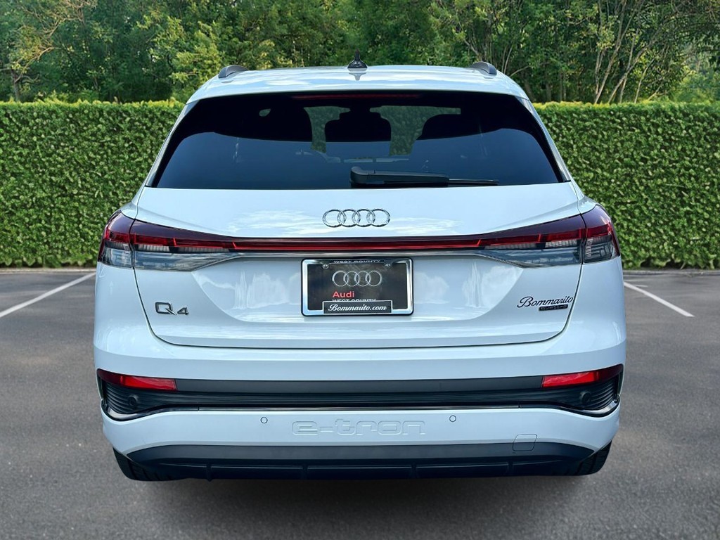 Audi Q4 e-tron Vehicle Full-screen Gallery Image 05