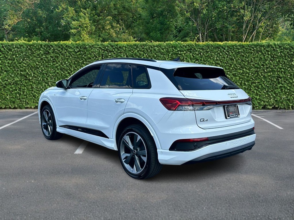 Audi Q4 e-tron Vehicle Full-screen Gallery Image 06