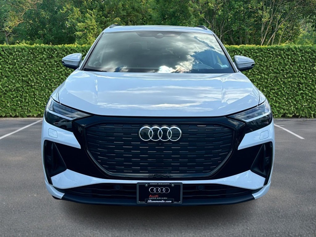 Audi Q4 e-tron Vehicle Full-screen Gallery Image 09