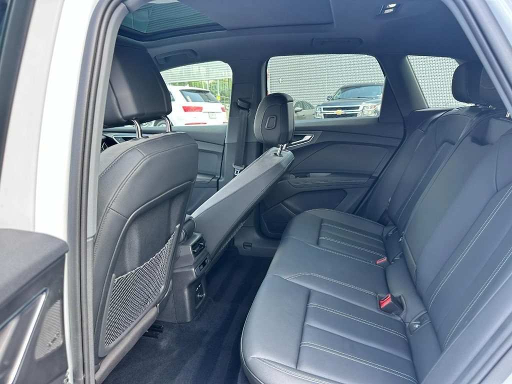 Audi Q4 e-tron Vehicle Full-screen Gallery Image 10