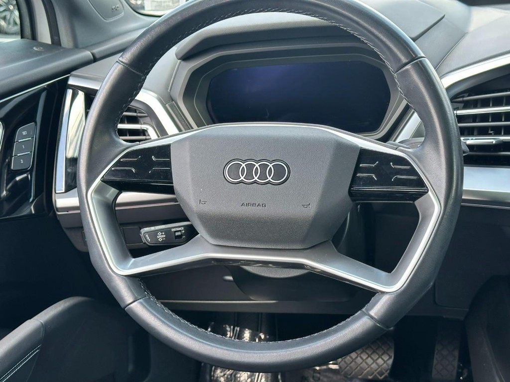 Audi Q4 e-tron Vehicle Full-screen Gallery Image 14