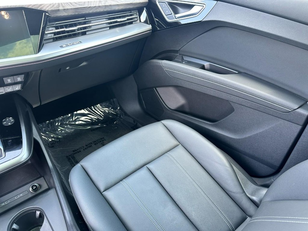 Audi Q4 e-tron Vehicle Full-screen Gallery Image 16