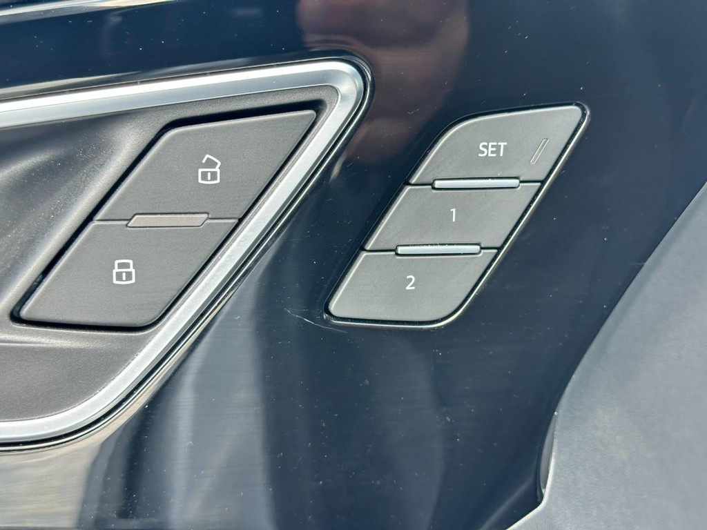 Audi Q4 e-tron Vehicle Full-screen Gallery Image 18