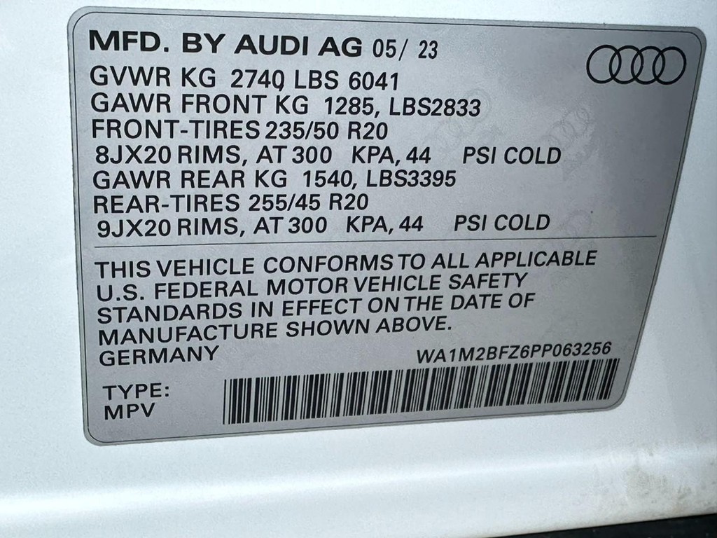 Audi Q4 e-tron Vehicle Full-screen Gallery Image 26