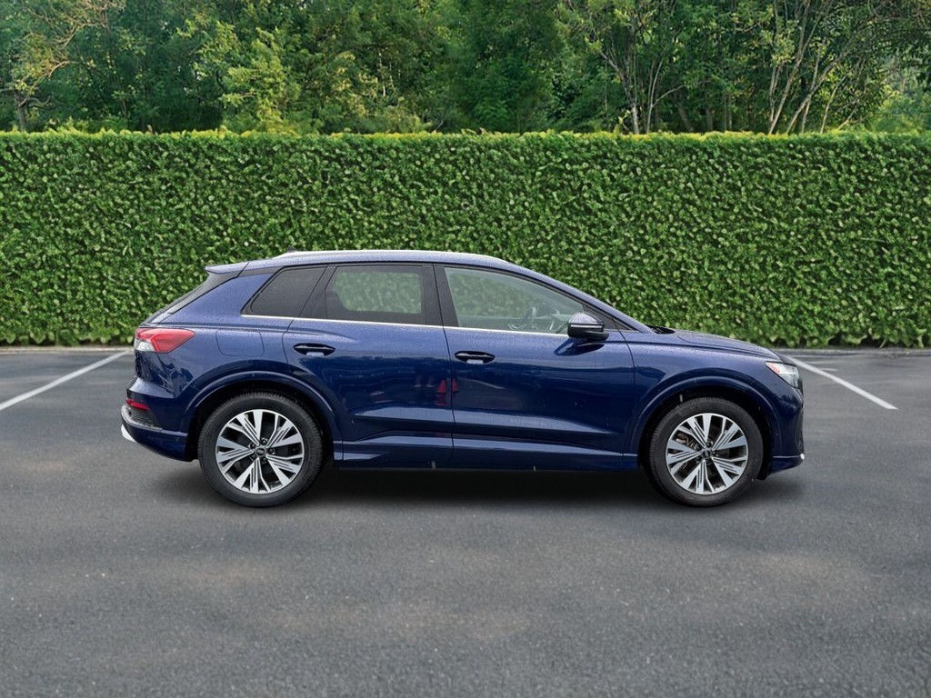 Audi Q4 e-tron Vehicle Full-screen Gallery Image 02