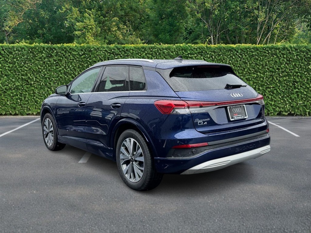 Audi Q4 e-tron Vehicle Full-screen Gallery Image 06